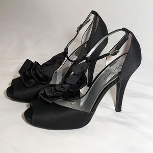💲Nine West Black Satin Ruffled Heel